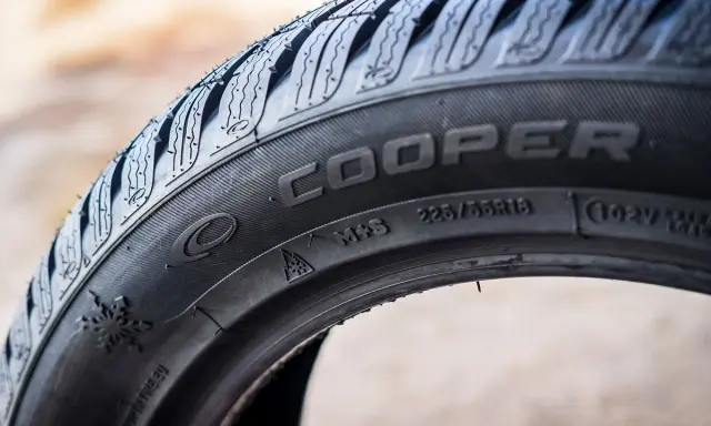 Opona Cooper z oznaczeniami 225/55R18, M+S i symbolem płatka śniegu.