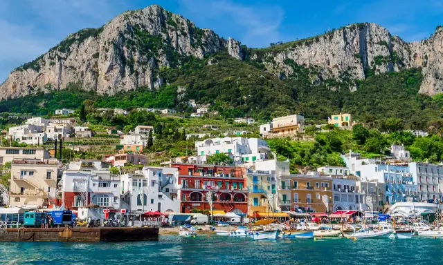 Kolorowe budynki na zboczu góry tworzą malowniczy widok na wyspie Capri.
