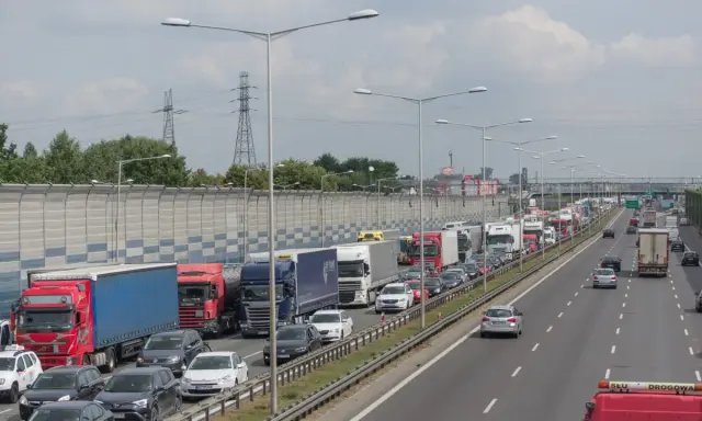 Korek na S8, gdzie odcinkowy pomiar prędkości może być przyczyną spowolnienia. Długi sznur ciężarówek i samochodów osobowych.
