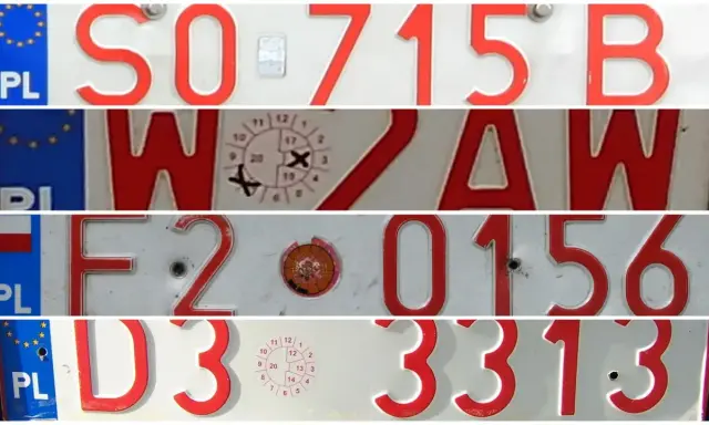 Czerwone tablice rejestracyjne z napisem "PL" wskazują na Polskę. Widoczne są numery rejestracyjne pojazdów.