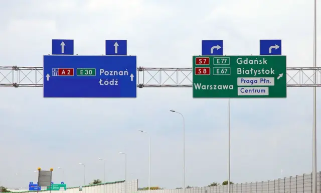 Znaki drogowe wskazują oznaczenie drogi wojewódzkiej A2, E30 do Poznania i Łodzi, a także S7, E77 do Gdańska, S8, E67 do Białegostoku i Warszawy.