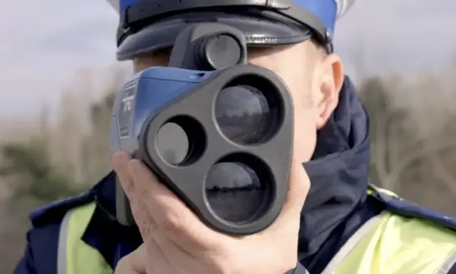 Policjant mierzy prędkość. W Polsce obowiązuje tolerancja przekroczenia DMC, ale lepiej nie ryzykować.