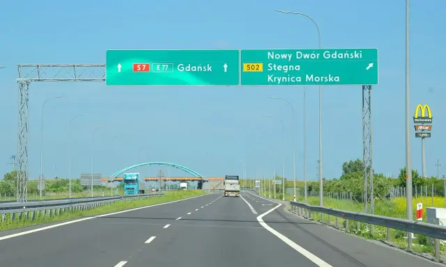 Zielony znak drogowy z napisem "S7 E77 Gdańsk" i "Nowy Dwór Gdański", "Stegna", "Krynica Morska".