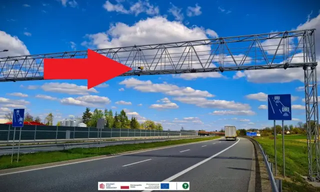 Czerwona strzałka wskazuje na bramownicę z urządzeniami do odcinkowego pomiaru prędkości na A4.