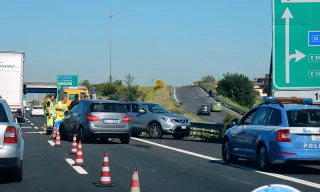 Wypadek na autostradzie. Policja zabezpiecza teren. Zielona karta gdzie potrzebna? Może do ubezpieczenia pojazdu po kolizji.