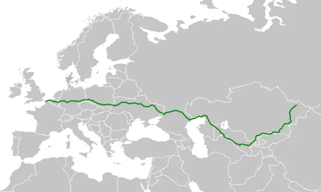 Trasa najdłuższej autostrady w Europie, biegnąca od Francji przez Europę Wschodnią i Azję Środkową aż do granicy z Chinami.