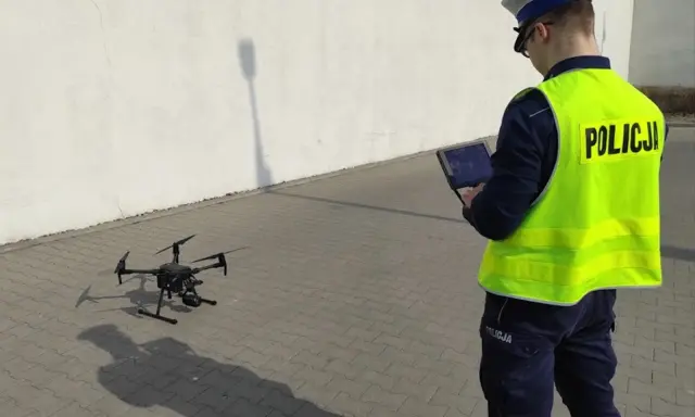 Policjant steruje dronem, który może pomóc ustalić, po jakim czasie przychodzi mandat z drona.