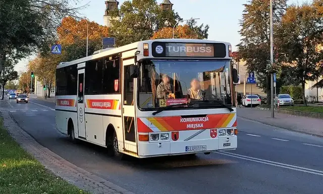 Autobus miejski "Turbuss" na lubartowskiej trasie, z napisem "Komunikacja Miejska".