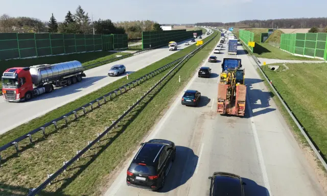 Ciężarówka z cysterną i koparka na lawecie to pojazdy, które mogą wjechać na autostradę.