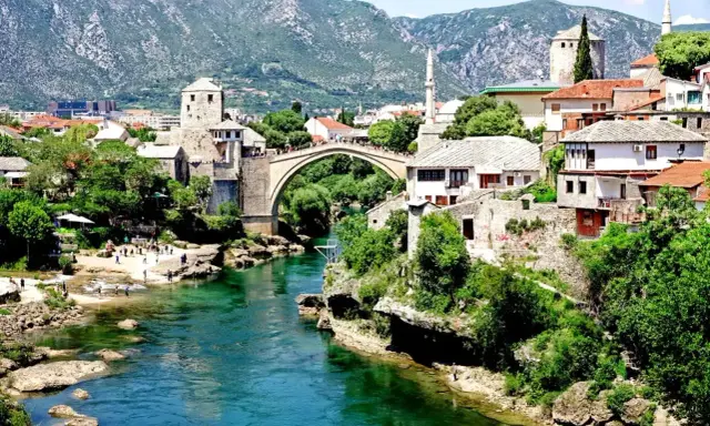 Mostar, Bośnia i Hercegowina: Stary Most i rzeka Neretwa. Planujesz podróż? Sprawdź bośnia i hercegowina zasady wjazdu.