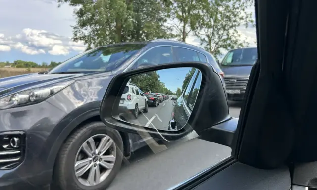 Korek na drodze do Mielna. W lusterku widać rząd samochodów, które utknęły w korku.