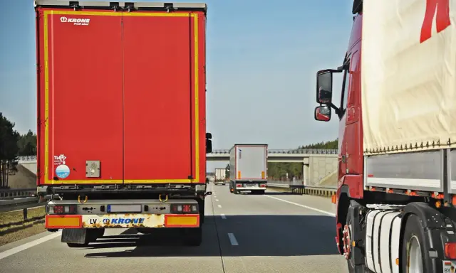 Ciężarówki na autostradzie. Kierowcy powinni znać taryfikator mandatów dla ciężarówek w Niemczech, by uniknąć kar.