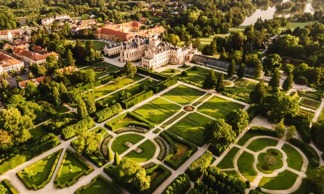 Zamek Lednice, perła Moraw w Czechach, otoczony jest barokowymi ogrodami.