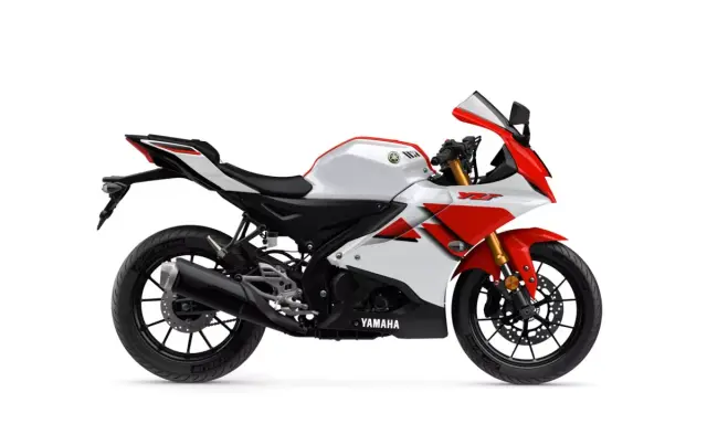 Sportowy motocykl Yamaha YZF R125 w biało-czerwonej kolorystyce. Zwróć uwagę na wygodną wysokość siedzenia.
