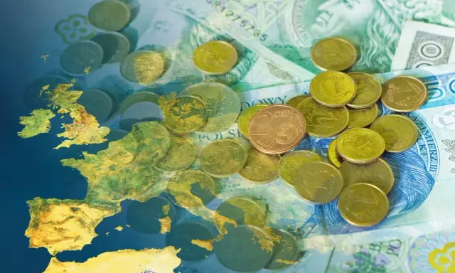 Mapa Europy na tle polskich banknotów i monet. Czy w Norwegii można płacić euro? Obraz sugeruje pytania o waluty w Europie.