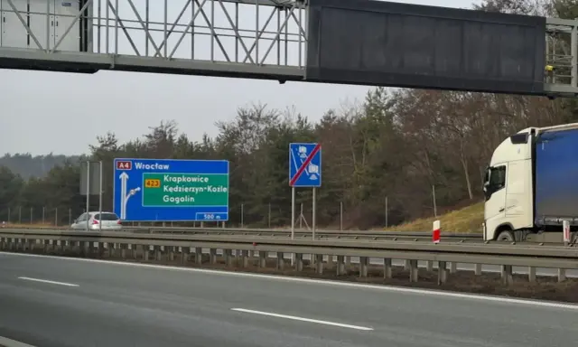 Znak drogowy A4 Wrocław z kierunkami Krapkowice, Kędzierzyn-Koźle, Gogolin. Obok znak odcinka objętego monitoringiem.