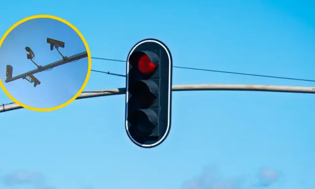 Czerwone światło na sygnalizatorze. W okręgu widać kamery, które mogą rejestrować wykroczenia, zastanawiamy się, czy fotoradar łapie w dwie strony.