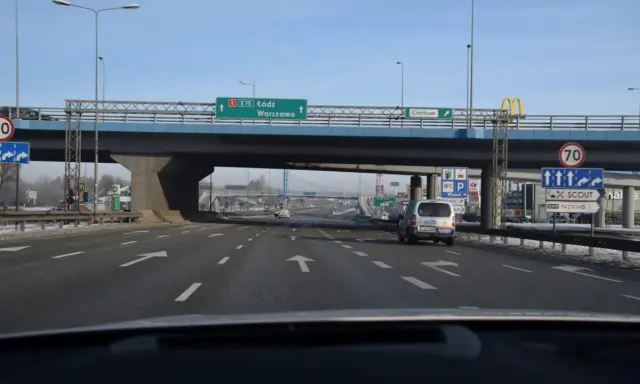 Na A1, przed odcinkowym pomiarem prędkości, znaki wskazują Łódź, Warszawę i Centrum.
