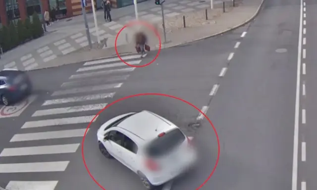 Biały samochód prawie potrącił pieszego na pasach. Kierowca popełnił rażące nieustąpienie pierwszeństwa pieszemu.