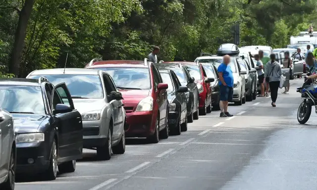 Długi korek samochodów na trasie do Helu. Kierowcy stoją w upale, czekając na przejazd.