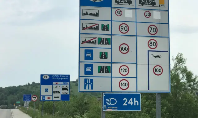 Znaki drogowe w Polsce informują o limitach prędkości, np. 120 km/h w tunelu.