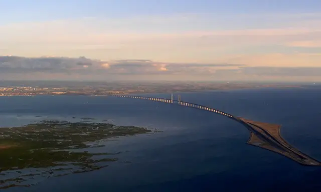 Most Øresund, łączący Danię ze Szwecją, ma 16 km długości. Widok z lotu ptaka na imponującą konstrukcję.