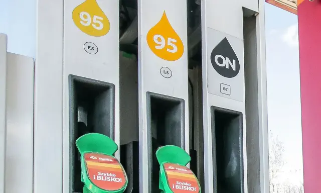 Rodzaje paliwa: dystrybutory z oznaczeniami 95 (E5) i ON (B7) na stacji paliw.