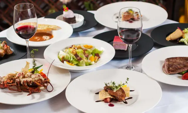 Elegancka kolacja we Francji: homar, steki, sałatka Cezar i desery. Idealne menu, by dowiedzieć się, co zjesc we Francji.