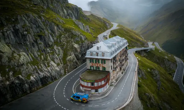 Malowniczy hotel na serpentynach w Alpach, idealny punkt na **grand tour szwajcaria**. Niebieski busik z panelami słonecznymi.