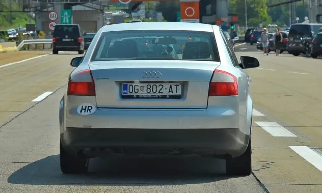 Srebrny Audi z chorwackimi tablicami rejestracyjnymi hr. OG 802-AT na autostradzie.