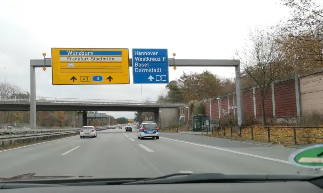 Autostrada A14 w Niemczech. Znaki kierują do Würzburga, Frankfurtu, Hanoweru, Baselu i Darmstadt.