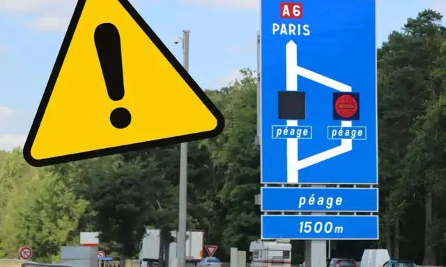 Uwaga! Francja samochodem: znak ostrzegawczy i tablica informująca o bramkach opłat (péage) na autostradzie A6 w kierunku Paryża.