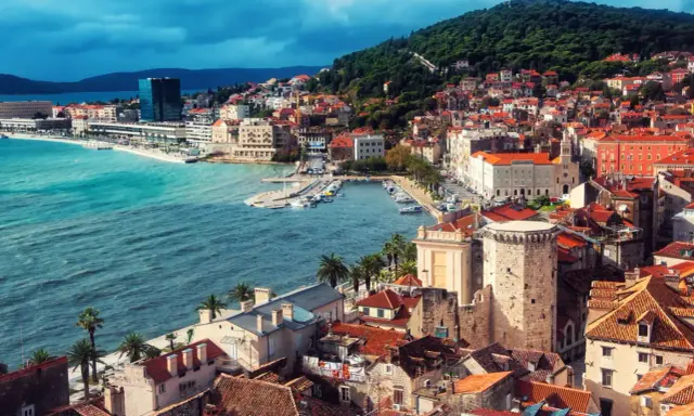 Widok na Split z turkusowym morzem i zabytkową architekturą. Czy Chorwacja jest droga? Ten malowniczy krajobraz może sugerować, że warto zainwestować.