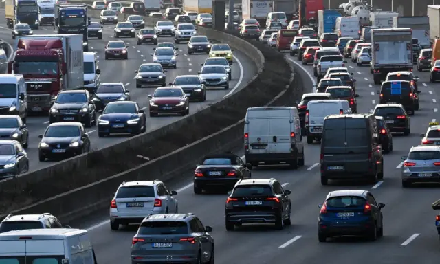 Korek na autostradzie w Niemczech. Tłok samochodów i ciężarówek, wielu kierowców spieszy się do celu.