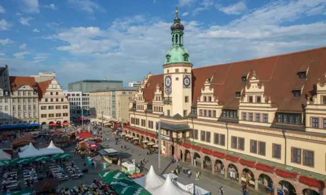 Tętniący życiem rynek w Lipsku, z ratuszem i kramami. Idealne miejsce na spacer i odkrywanie uroków miasta. Lipsk trasa zachwyca!