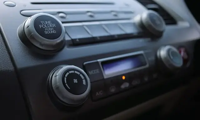 Pokrętła radia samochodowego. Zastanawiasz się, jak nie płacić abonamentu za radio w samochodzie? Wykorzystaj dostępne funkcje!