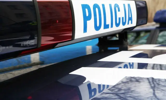Nawet za zbyt wolną jazdę można dostać mandat. Na dachu radiowozu napis POLICJA.