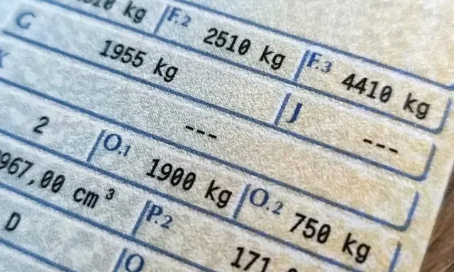 Fragment dowodu rejestracyjnego z danymi pojazdu, w tym masa własna 1955 kg i dopuszczalna masa całkowita 4410 kg. Widać też pole P.3.