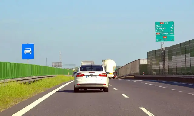 Jazda po polskich drogach. Samochód osobowy i ciężarówka na autostradzie S7 w kierunku Gdańska.
