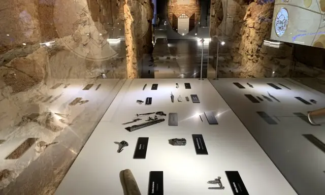 Wystawa archeologiczna w Olkuszu. Artefakty z dawnych czasów na białych ekspozycjach, tworzące fascynującą trasę przez historię.