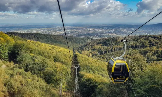 Kolejka linowa w Beskidach, widok na Bielsko-Białą i Szczyrk. Jesienne kolory lasów.