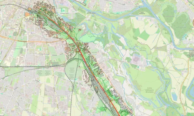 Mapa pokazuje fragment Wrocławia z zaznaczoną linią kolejową. Widać tereny zielone, rzekę Oławę i osiedla. Odległość między Koninem a Wrocławiem jest znacząca.