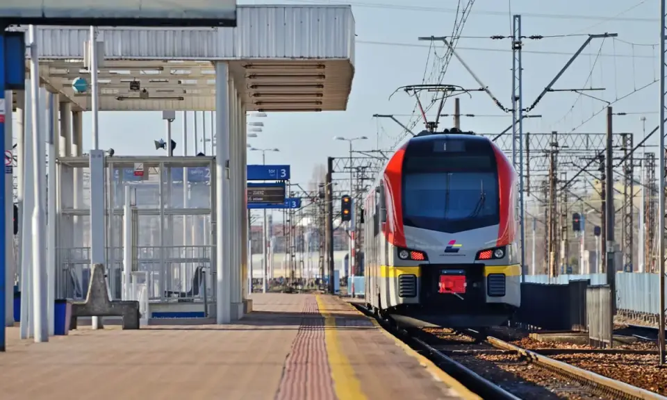 Nowy pociąg na peronie w Skierniewicach, gotowy do odjazdu. Trasa w kierunku Zgierza.