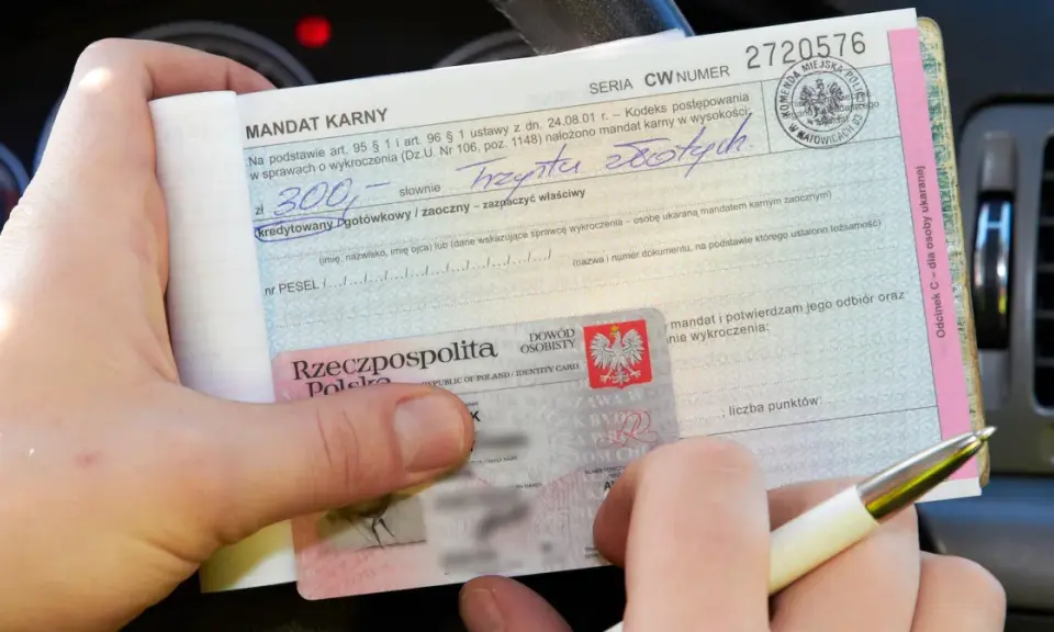 Mandat karny za niezachowanie bezpiecznej odległości. Kwota 300 zł, wystawiony przez policję.