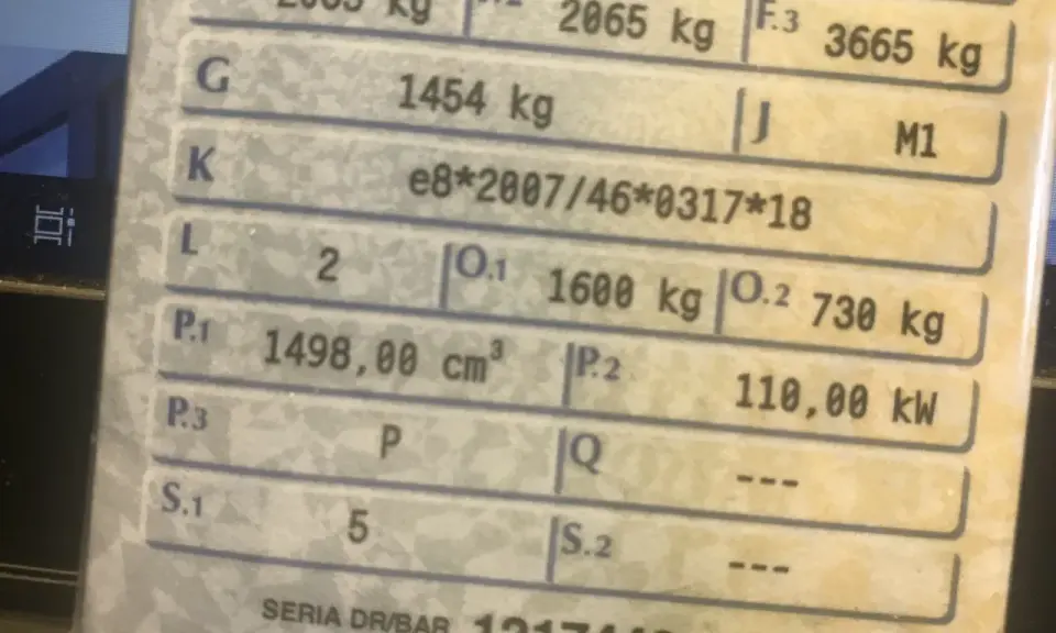 Szczegóły pojazdu z dowodu rejestracyjnego: masa własna 1454 kg, dopuszczalna masa całkowita 3665 kg, moc 110 kW.