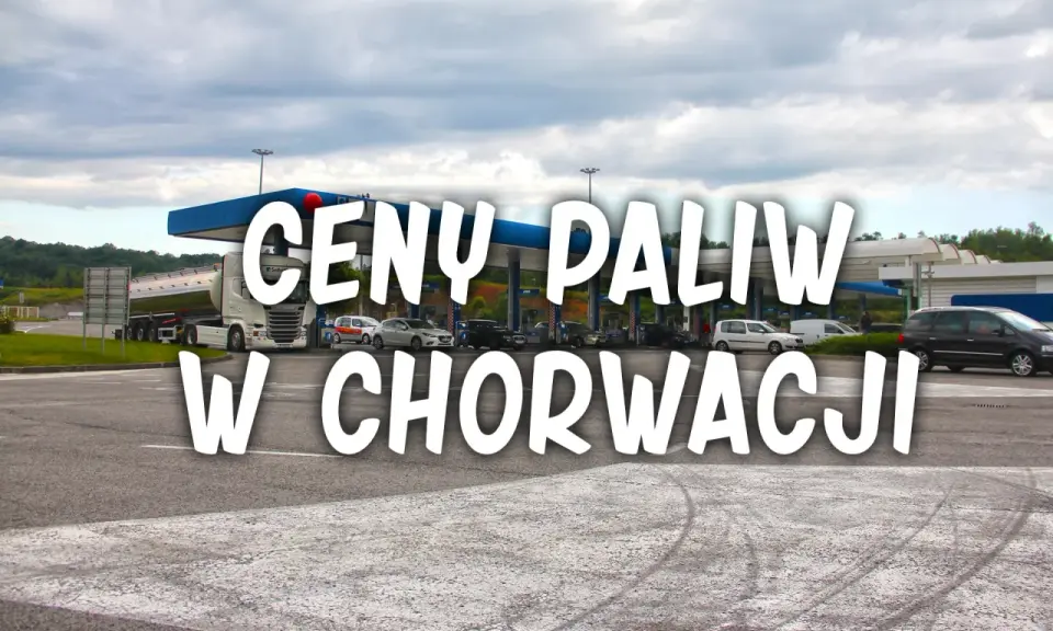 Stacja paliw z samochodami i cysterną. Napis "Ceny paliw w Chorwacji" informuje o kosztach tankowania.