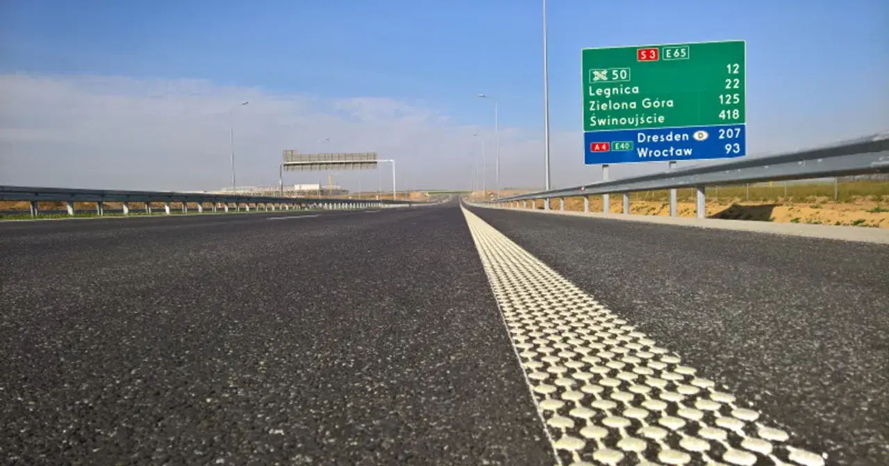 Pusta autostrada prowadzi w stronę znaku z kierunkami: Legnica, Zielona Góra, Świnoujście, Drezno i Wrocław. To idealna zielona góra trasa dla podróżnych.