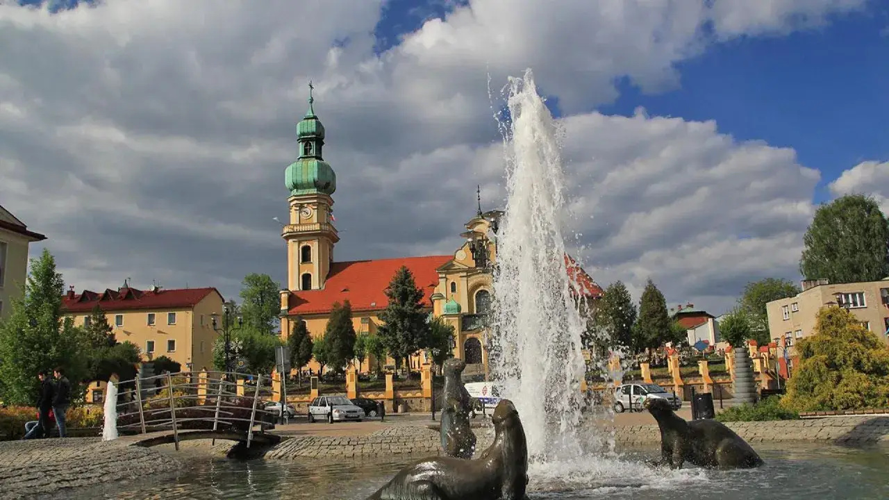 Fontanna z fokami i kościół w tle – to właśnie tychy, co warto zobaczyć.