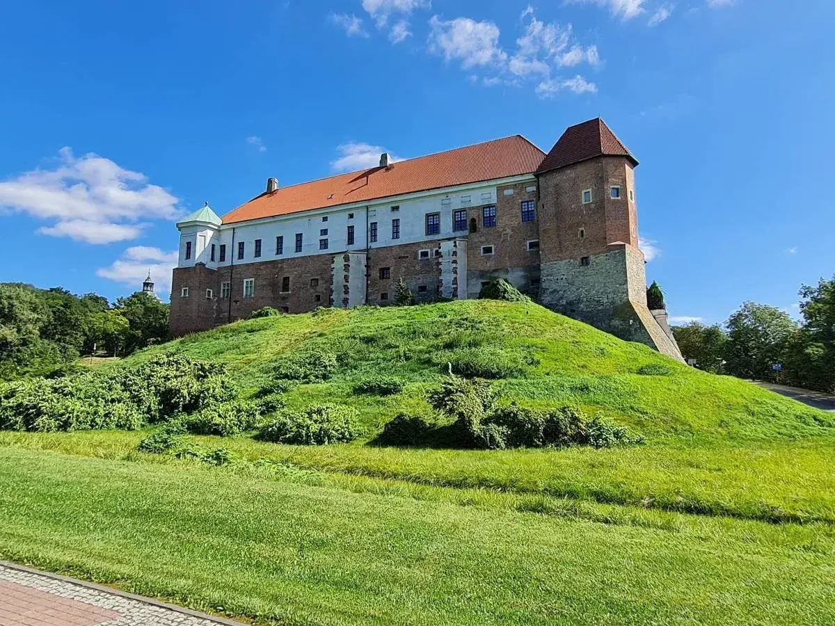 Zamek w Sandomierzu na wzgórzu. Łódź Sandomierz odległość jest niewielka, można dojść pieszo.