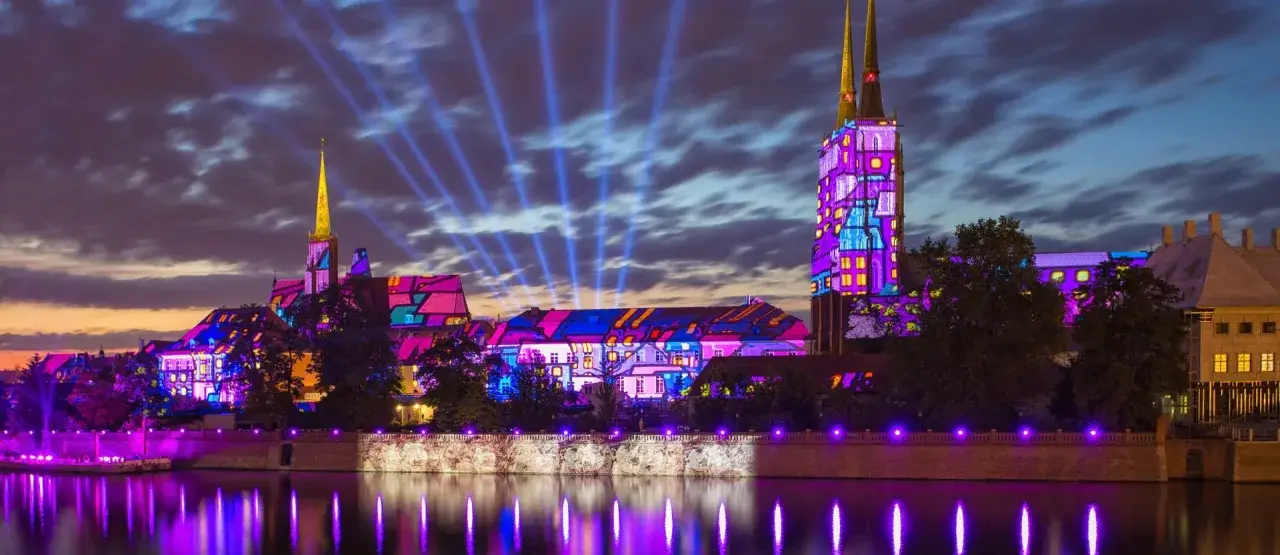 Ostrów Tumski we Wrocławiu nocą, iluminacje budynków i rzeki. Co zobaczyć? Niezapomniane widowisko!
